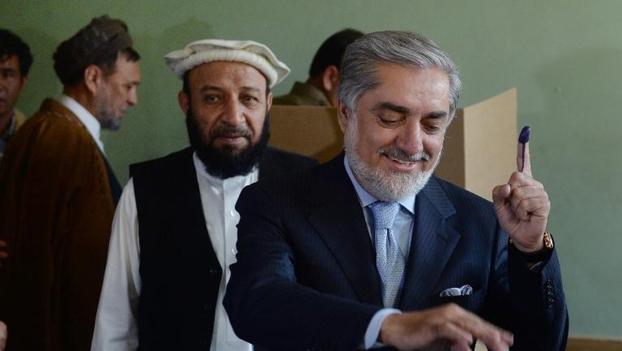 Abdullah Abdullah, l'un des deux candidats en lice au deuxième tour de l'élection présidentielle en Afghanistan, vote à Kaboul, le 14 juin 2014