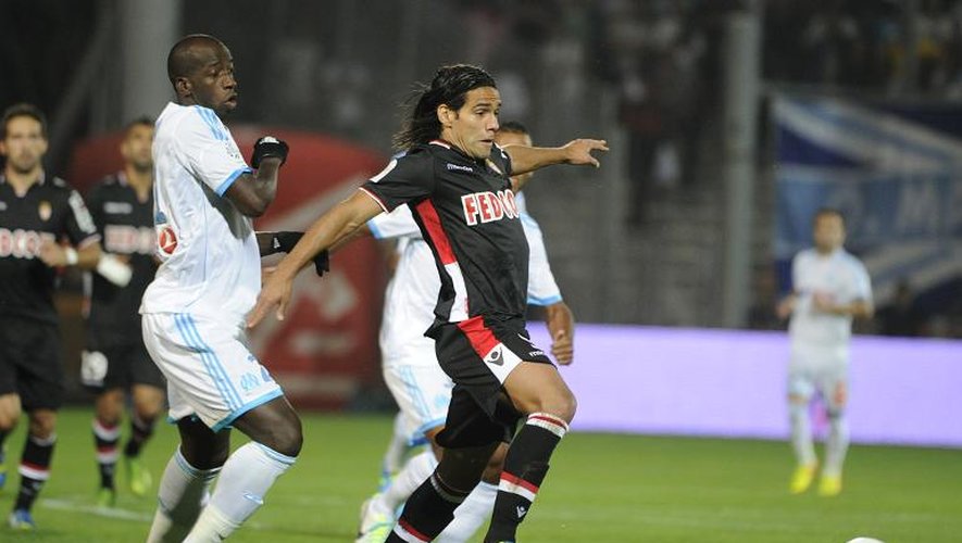 L'attaquant colombien de Monaco, Radamel Falcao (à droite), à la lutte pour le ballon avec le défenseur de Marseille, le Sénégalais Souleymane Diawara (à gauche) lors du match de L1 entre les deux équipes au stade Vélodrome, le 1er