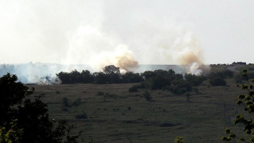 Un Antonov-26 brûle après avoir été abattu par des séparatistes prorusses près de Slaviansk, dans l'est de l'Ukraine, le 6 juin 2014