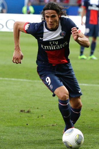 L'attaquant uruguayen du Paris SG Edinson Cavani contrôle le ballon lors du match contre Guingamp au parc des Princes le 31 août 2013