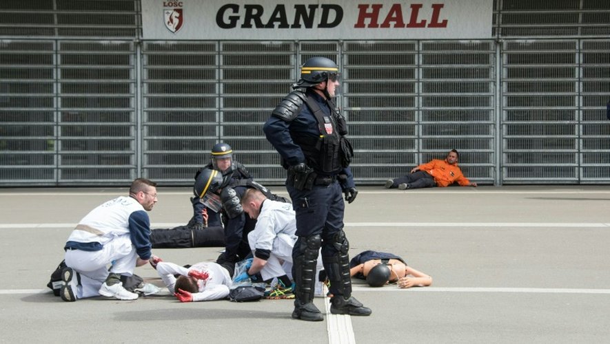 Des policiers et des secouristes participent à une simulation d'attentat devant le stade Pierre Mauroy à Lille le 21 avril 2016