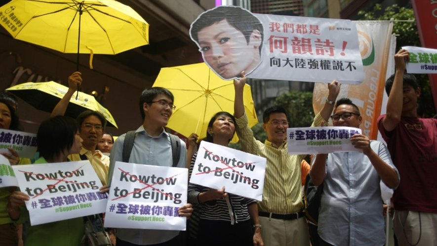 Des manifestants brandissent un portrait de la chanteuse Denise Ho à Hong Kong le 8 juin 2016