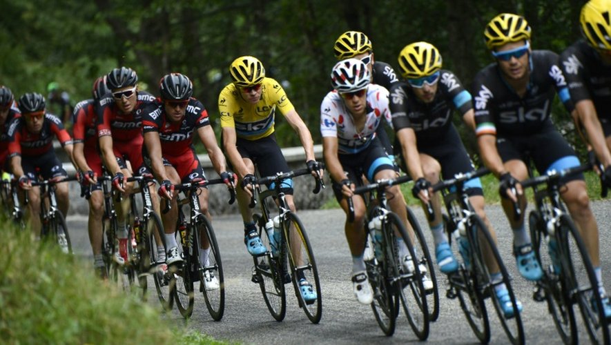 Le maillot jaune du Tour de France Chris Froome emmené par ses coéquipiers, lors de la 12e étape, entre Lannemezan et le Plateau de Beille, le 16 juillet 2015