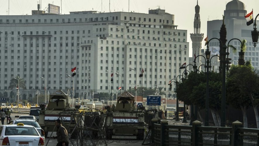 Des véhicules militaires blindés égyptiens sur la place Tahrir au Caire, le 28 novembre 2014
