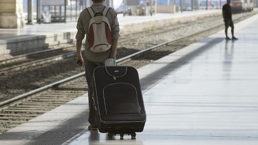 Un passager sur les quais de la gare Saint-Charles à Marseille, le 13 juin 2014