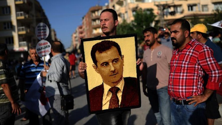Des manifestants opposés à une intervention militaire en Syrie portent le portrait du président Bachar al-Assad à Hatay, en Turquie, le 1er septembre 2013