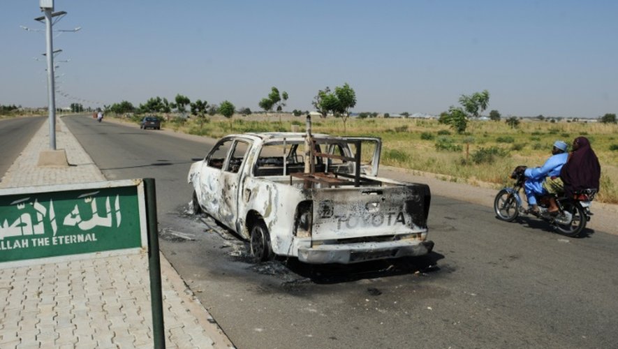 Un véhicule de police incendié et abandonné sur une route de Damaturu, au nord-est du Nigeria, le 7 novembre 2011