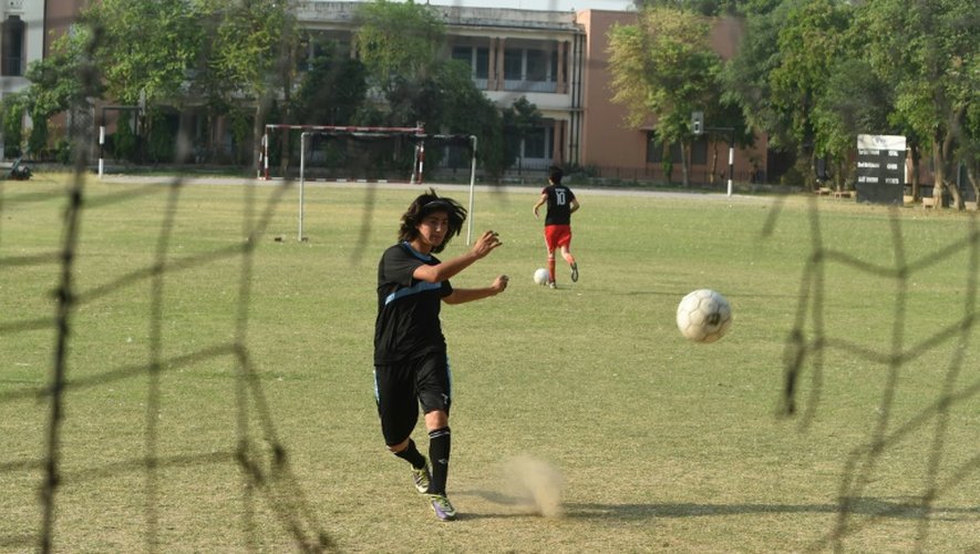 La Pakistanaise Diana Baig lors d'un entraînement de foot à Lahore, le 4 mai 2016