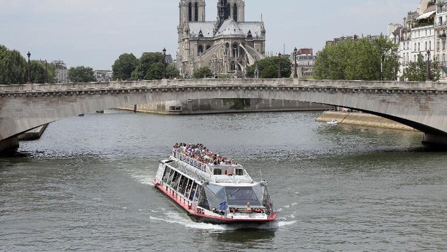 Un bateau-mouche sur la Seine à Paris, le 9 juin 2014