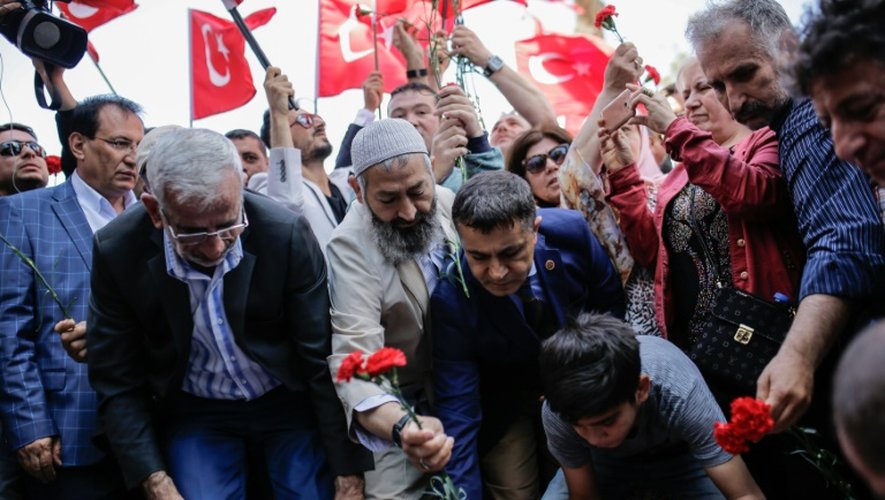 Des Turcs rendent hommage le 8 juin 2016 à Istanbul aux victimes de l'attentat qui a tué 11 personnes la veille