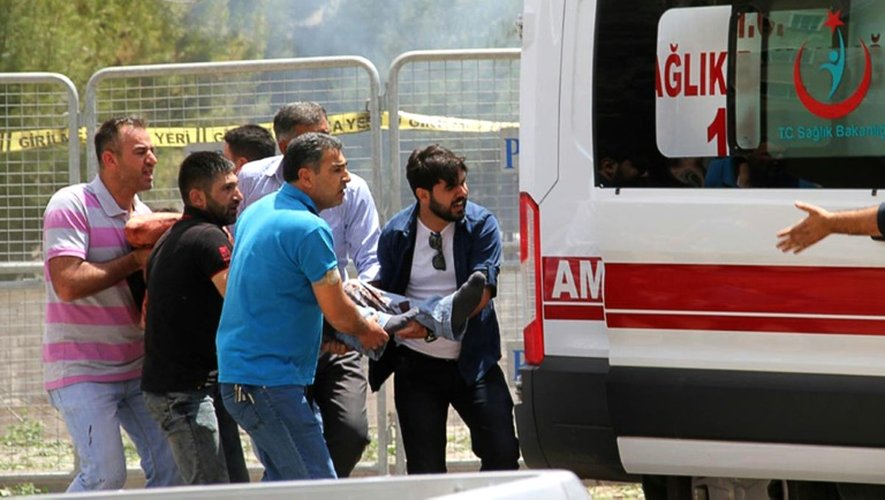 Un homme blessé est transporté dans une ambulance près du site d'une explosion, le 8 juin 2016 à Midyat au sud-est de la Turquie