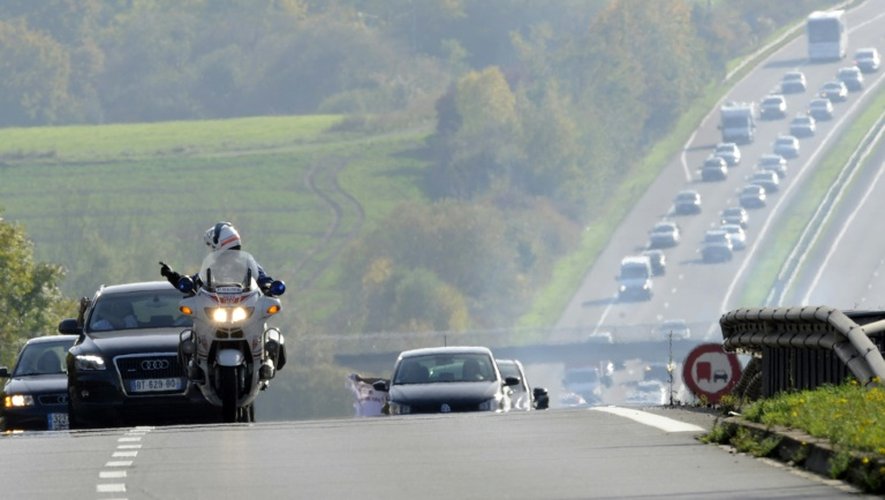 Un motard des compagnies autoroutières CRS sur l'autoroute A31, près de Zoufftgen dans l'est de la France, le 21 octobre 2012