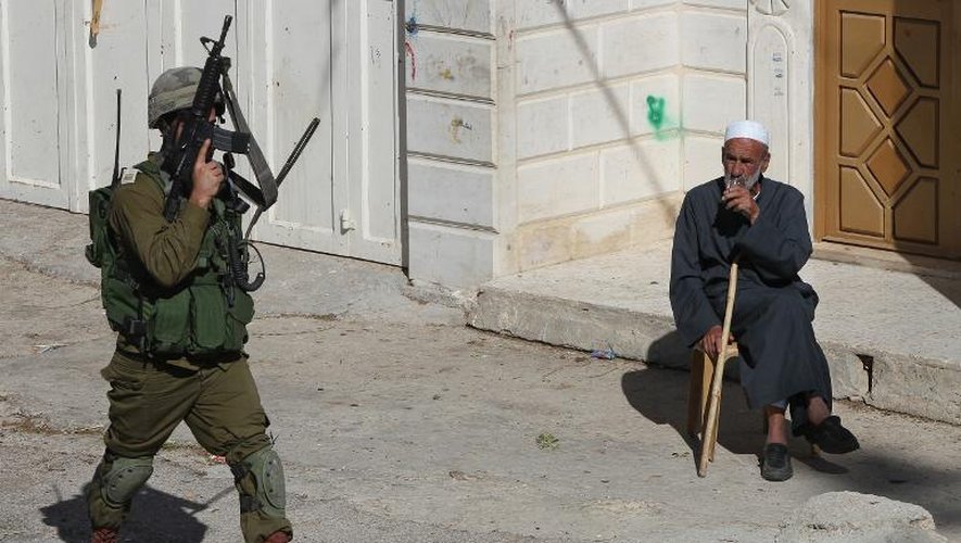Un soldat israélien dans la ville d'Hebron le 14 juin 2014, alors que l'armée israélienne recherche les trois jeunes enlevés par des Palestiniens