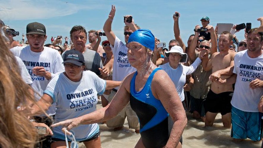 Diana Nyad à sa sortie de l'eau le 2 septembre 2013 après avoir passé 52 heures et 54 minutes dans l'océan pour boucler la traversée Miami-Cuba