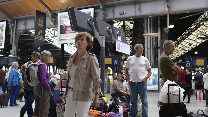 Des voyageurs gare Saint-Lazare, à Paris, le 14 juin 2014