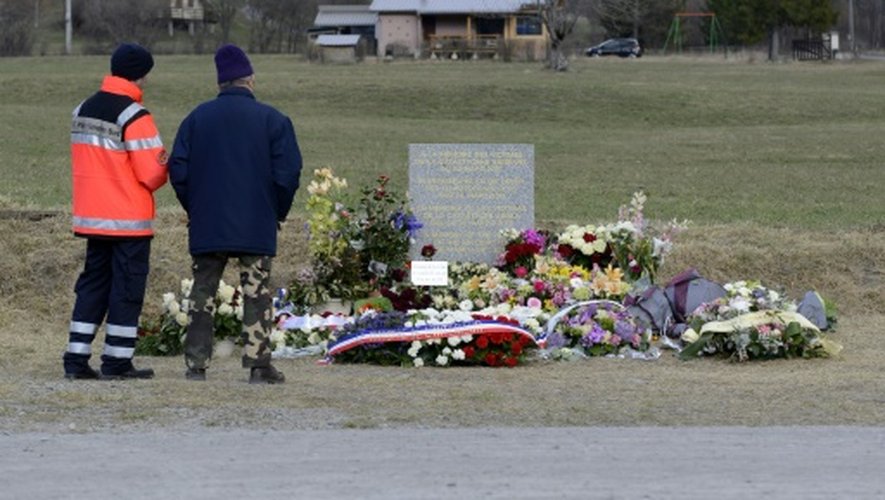 La stèle érigée en hommage aux victimes du crash de la Germanwings au Vernet, dans les Alpes françaises, le 5 avril 2015