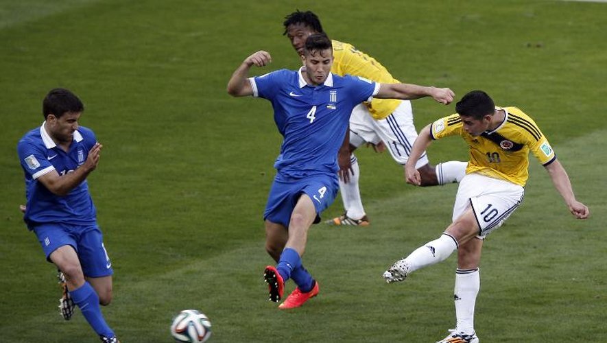 Le milieu de terrain de la Colombie James Rodriguez (à droite) lors du match contre la Grèce le 14 juin 2014 à Belo Horizonte