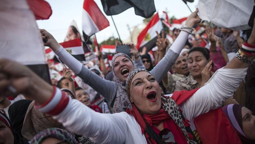 Des Egyptiennes célèbrent la victoire à la présidentielle d'Abdel Fattah al-Sissi le 3 juin 2014 au Caire