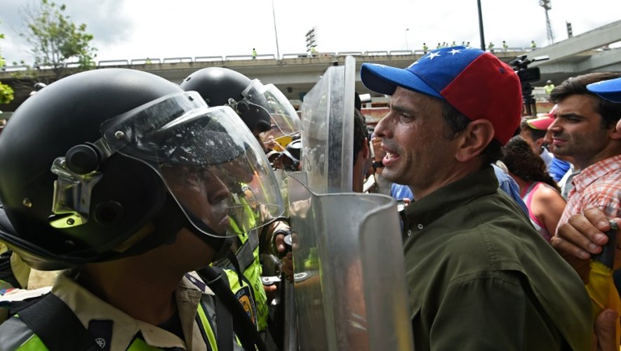 L'ancien candidat à l'élection présidentielle Henrique Capriles face à un barrage policier lors d'une manifestation le 7 juin 2016 à Caracas