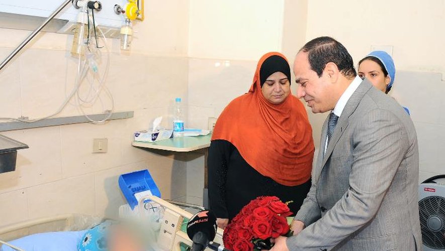 Photo donnée par la présidence égyptienne montrant le président Abdel Fattah al-Sissi rendant visite à l'hôpital à une Egyptienne victime d'une agression sexuelle, au Caire, le 11 juin 2014