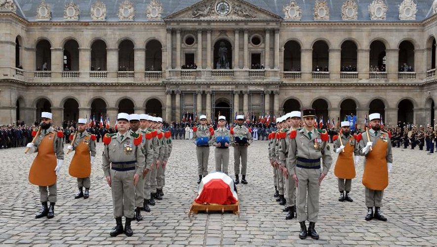 Des légionnaires entourent le cercueil de Lazare Ponticelli, le dernier poilu décédé le 12 mars 2008 à l'âge de 110 ans, lors d'un hommage, le 17 mars 2008 dans la cour des Invalides à Paris.