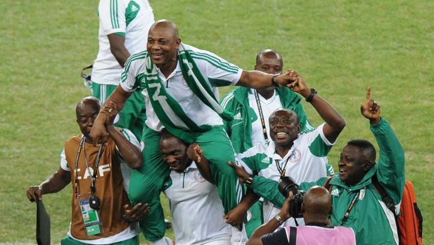 Stephen Keshi, alors sélectionneur du Nigeria, porté en triomphe après le succès en finale de la Coupe d'Afrique des nations, le 8 juin 2016 à Johnannesburg