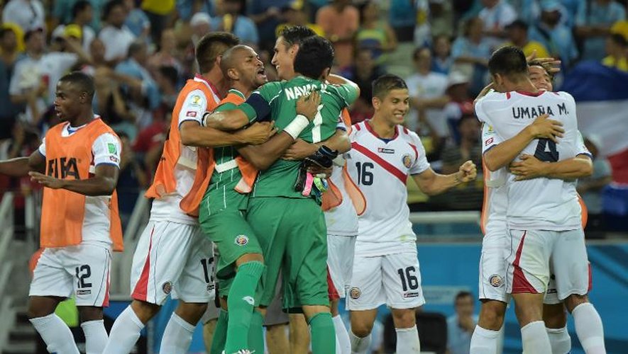 L'équipe du Costa Rica fête sa victoire face à l'Uruguay, demi-finaliste en 2010, à Fortaleza le 14 juin 2014