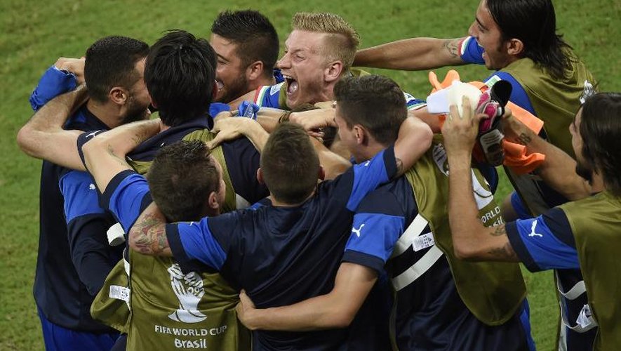 Les joueurs italiens fêtent leur victoire à la fin du match contre l'Angleterre, le 14 juin 2014 à Manaus, au Brésil