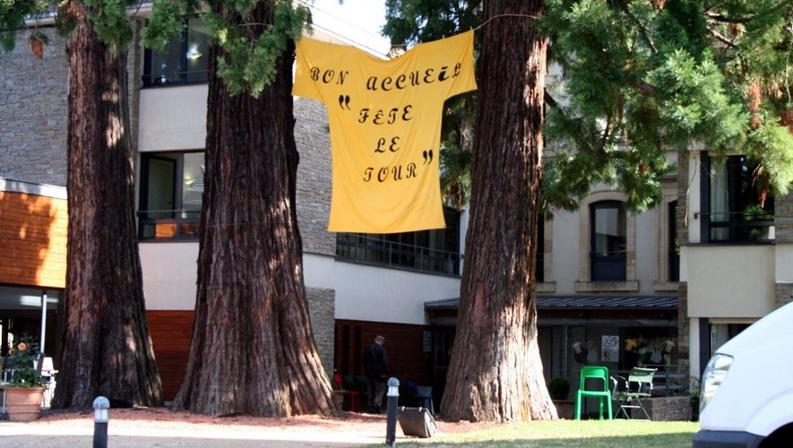 Les pensionnaires de la maison de retraite Bon Accueil à Rodez ont confectionné un maillot jaune géant dans l'attente des coureurs.