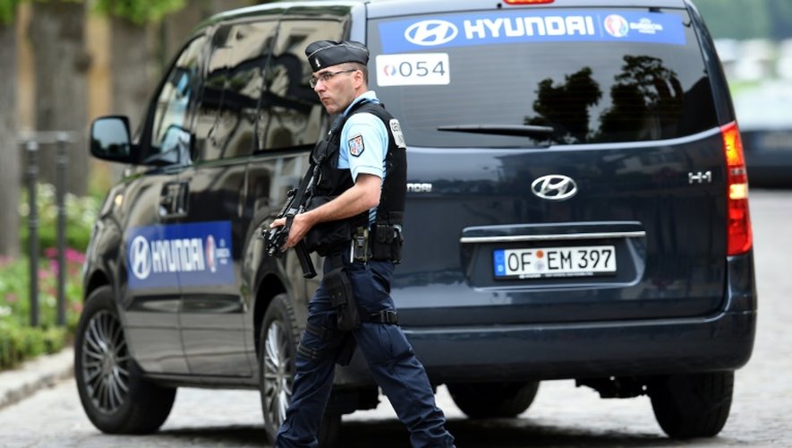 Un policier en faction devant l'hôtel de la sélection anglaise à Chantilly, le 8 juin 2016