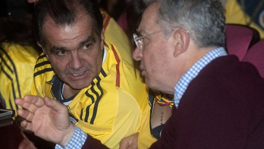 Le candidat d'opposition à la présidence de la Colombie Oscar Ivan Zuluaga en compagnie de l'ancien président Alvaro Uribe durant une retransmission à Bogota du match Colombie - Grèce, le 14 juin 2014
