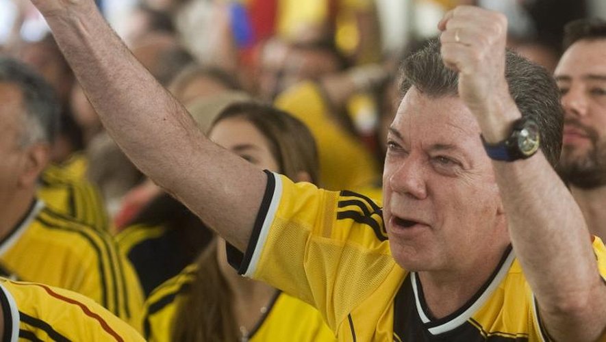 Le président sortant de la Colombie et candidat à sa réélection, Juan Manuel Santos regarde à Bogota le match de l'équipe colombienne de football contre la Grèce, le 14 juin 2014