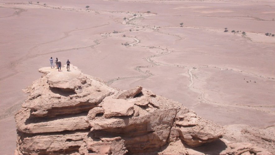 Des touristes sur une falaise près de Riyad, en Arabie saoudite, le 30 avril 2016