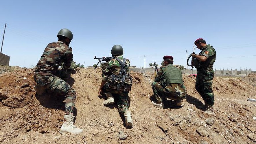 Miliciens peshmergas de la région autonome kurde d'Irak à 80 km à l'ouest d'Arbil, le 14 juin 2014