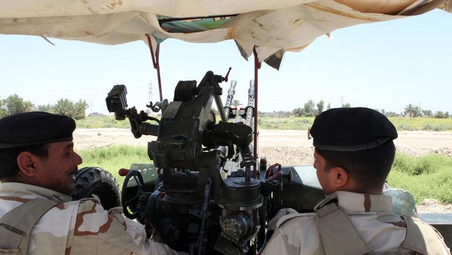 Soldats irakiens sur une batterie de défense anti-aérienne, le 14 juin 2014 à Karbala