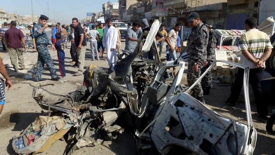 Les restes d'une voiture ayant explosé lors d'un attentat à la bombe à Bagdad, le 29 juillet 2013
