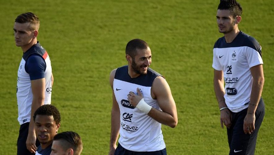 Karim Benzema (c) à l'entraînement avec l'équipe de France le 13 juin 2014 au stade Santa Cruz à Ribeirao Preto