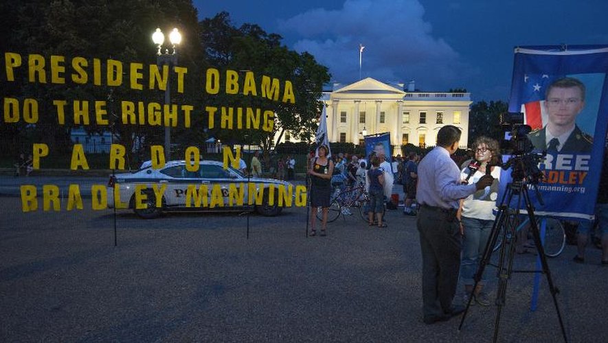 Des manifestants devant la Maison Blanche à Washington sont opposés à la condamnation du soldat Manning, le 21 août 2013