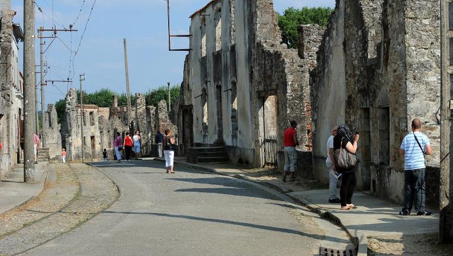Vue de la principale rue d'Oradour-sur-Glane, théâtre de la pire atrocité nazie en France occupée, le 30 août 2013