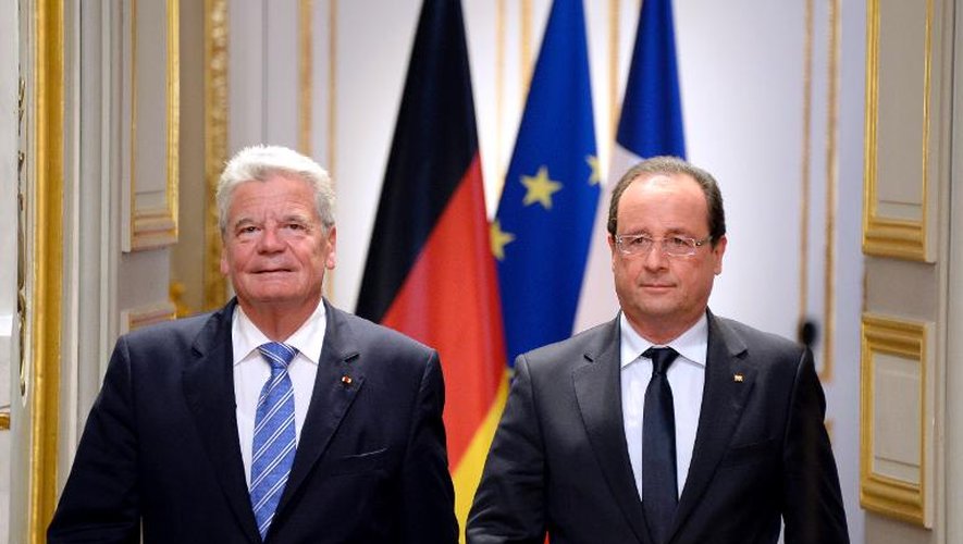 Le président François Hollande (d) et son homologue allemand Joachim Gauck lors d'une conférence de presse conjointe, le 3 septembre 2013 à l'Elysée