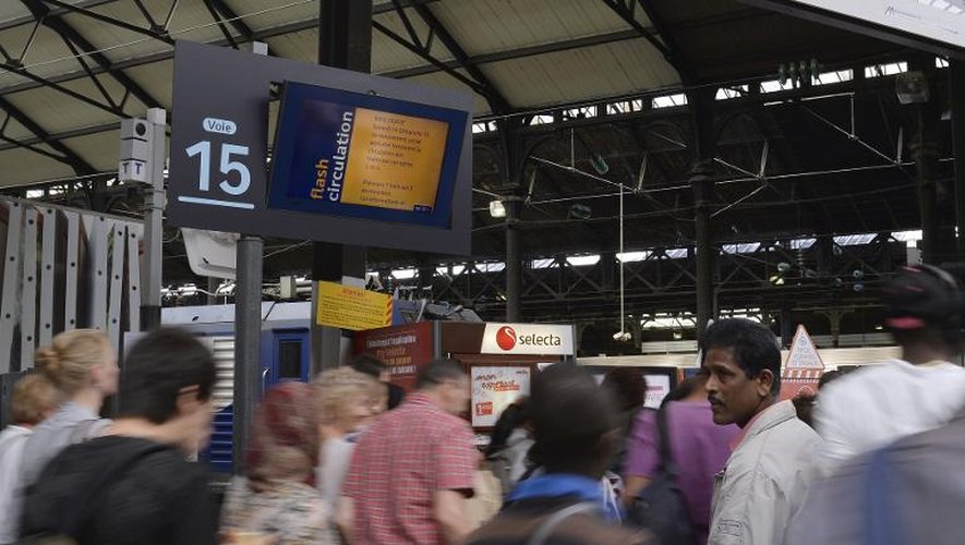Des voyageurs gare Saint-Lazare, à Paris, le 16 juin 2014