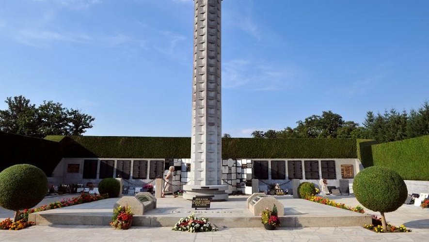 Vue d'un mémorial au cimetière d'Oradour-sur-Glane, théâtre de la pire atrocité nazie en France occupée, le 30 août 2013