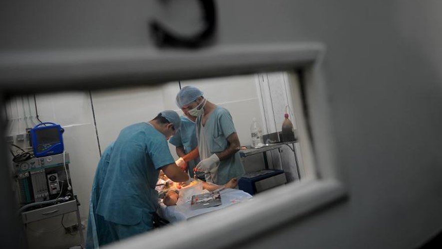 Des médecins pratiquent une circoncision dans un hôpital