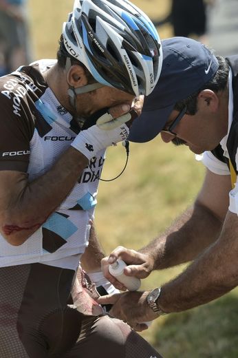 Le Français Jean-Christophe Péraud soigné après sa chute dans la 13e étape du Tour de France, entre Muret et Rodez, le 17 juillet 2015