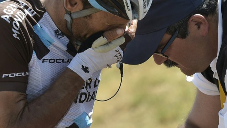 Le Français Jean-Christophe Péraud soigné après sa chute dans la 13e étape du Tour de France, entre Muret et Rodez, le 17 juillet 2015