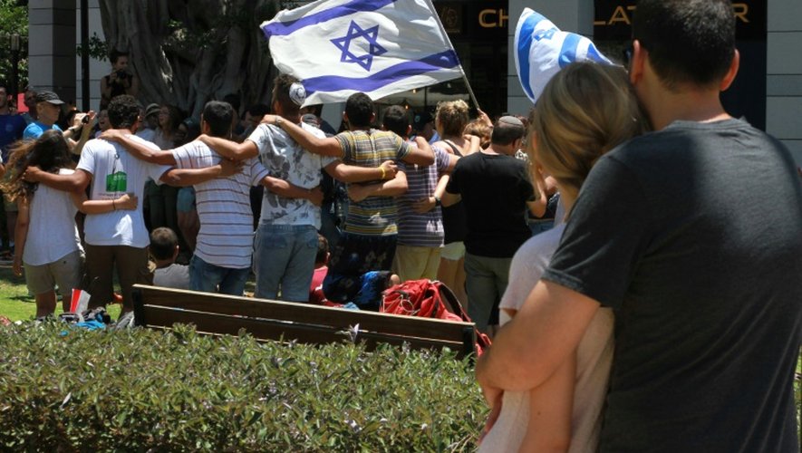 Un couple regarde le restaurant ciblé par un attentat, à Tel Aviv le 9 juin 2016