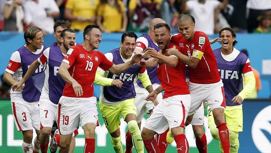 Les Suisse fêtent le but d'Haris Seferovic contre l'Equateur, au stade Mané Garrincha de Brasilia, le 15 juin 2014