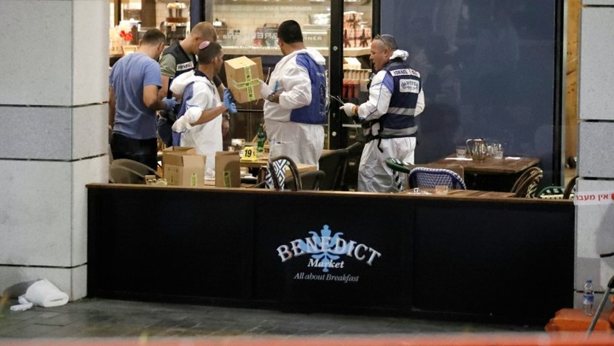 La police scientifique israélienne inspecte un restaurant à Tel-Aviv le 8 juin 2016 après l'attentat qui a fait quatre morts