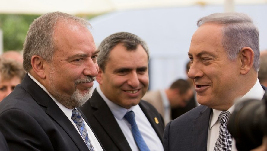 Le nouveau ministre de la Défense israélien Avigdor Lieberman (g) er le Premier ministre Benjamin Netanyahu (d) lors d'une réunion gouvernementale aux abords de Jérusalem, le 2 juin 2016