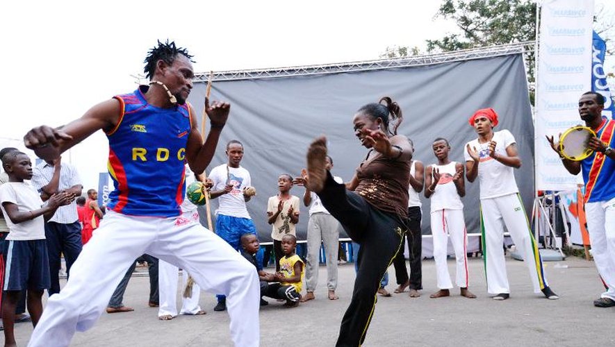 Une femme et un homme pratiquent la capoeira, un art martial brésilien, le 24 août 2013 dans les rues de Kinshasa